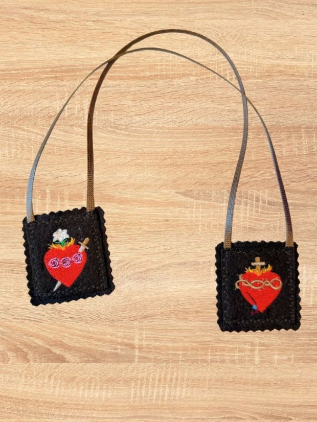 Hnědý škapulíř – Srdce (vyšívaný) Hnědý škapulíř – Srdce (vyšívaný)