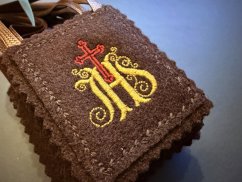 Hnědý škapulíř - IHS (vyšívaný) – 34 cm