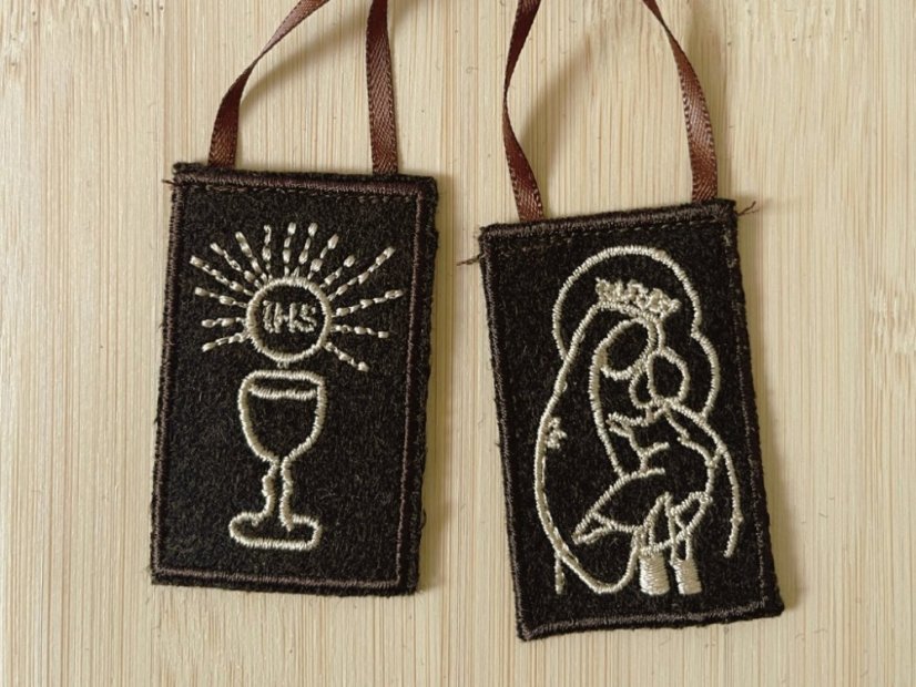 Hnědý škapulíř - Eucharistie a Panna Maria (vyšívaný) Hnědý škapulíř - Eucharistie a Panna Maria (vyšívaný)